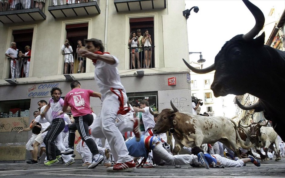 Ισπανία: Φεστιβάλ Σαν Φερμίν. Δρομείς και ταύροι τρέχουν στους δρόμους της Παμπλόνα, στο πλαίσιο του φεστιβάλ Σαν Φερμίν, στην Ισπανία.