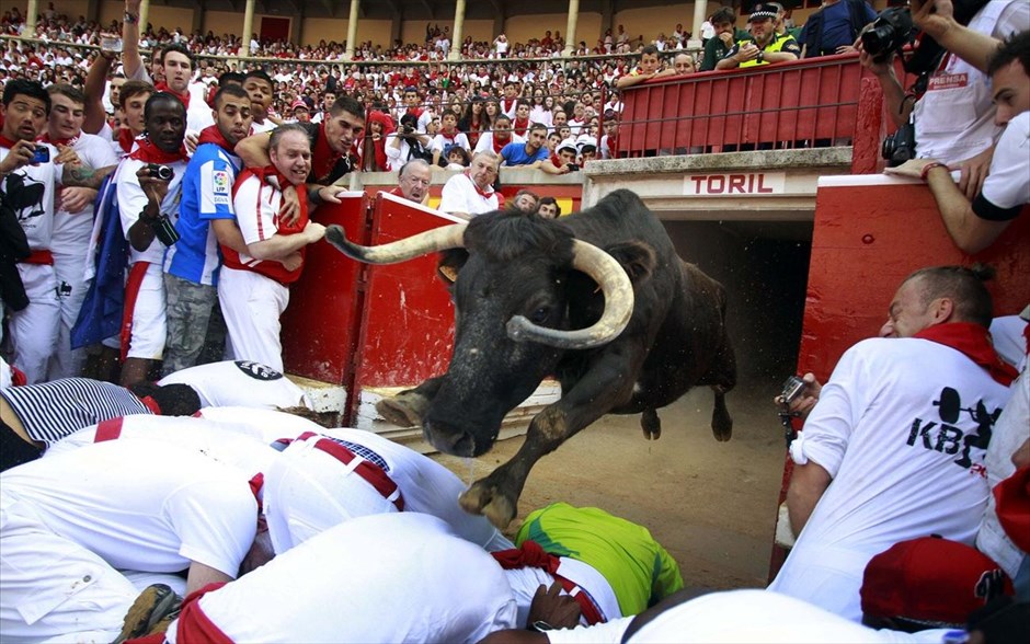 Ισπανία: Φεστιβάλ Σαν Φερμίν. Ενας μαινόμενος ταύρος πηδα πάνω από συμμετέχοντες στην αρένα των ταυρομαχιών, στο πλαίσιο του φεστιβάλ Σαν Φερμίν, στην Παμπλόνα της Ισπανίας.
