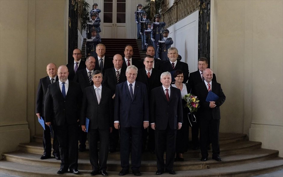 Τσεχία: Ορκίστηκε η κυβέρνηση τεχνοκρατών. Μια νέα «κυβέρνηση τεχνοκρατών» υπό τον Γίρι Ρούσνοκ, ορκίστηκε σήμερα ενώπιον του προέδρου της Τσεχίας Μίλος Ζέμαν (Κ) αντικαταθιστώντας αυτή του Πετρ Νέτσας, που παραιτήθηκε έπειτα από ένα σκάνδαλο κατάχρησης εξουσίας και διαφθοράς, όμως το νέο αυτό σχήμα αντιμετωπίζει με τη σχεδόν βέβαιη καταψήφισή του από τα κόμματα της τσεχικής βουλής.