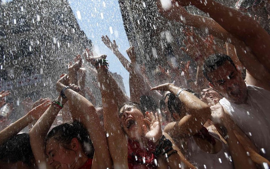 Ταυροδρομίες της Παμπλόνα. Στην πόλη της Παμπλόνας, στη βόρειο Ισπανία, γιορτάζεται το διάσημο φεστιβάλ του Σαν Φερμίν, του οποίου οι εννεαήμερες εορταστικές εκδηλώσεις επιστέφονται με το πασίγνωστο σε όλο τον κόσμο κυνήγι των ταύρων.
