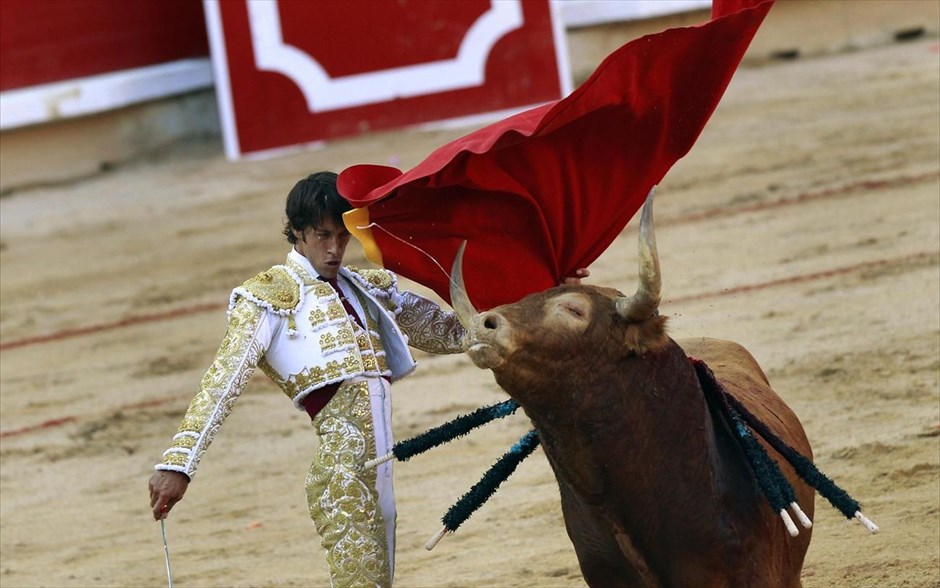 Ταυροδρομίες της Παμπλόνα. Ο Ισπανός ταυρομάχος Αντόνιο Ναζάρε κατά τη διάρκεια ταυρομαχίας στην αρένα της Παμπλόνα κατά τη διάρκεια του φεστιβάλ Σαν Φερμίν.