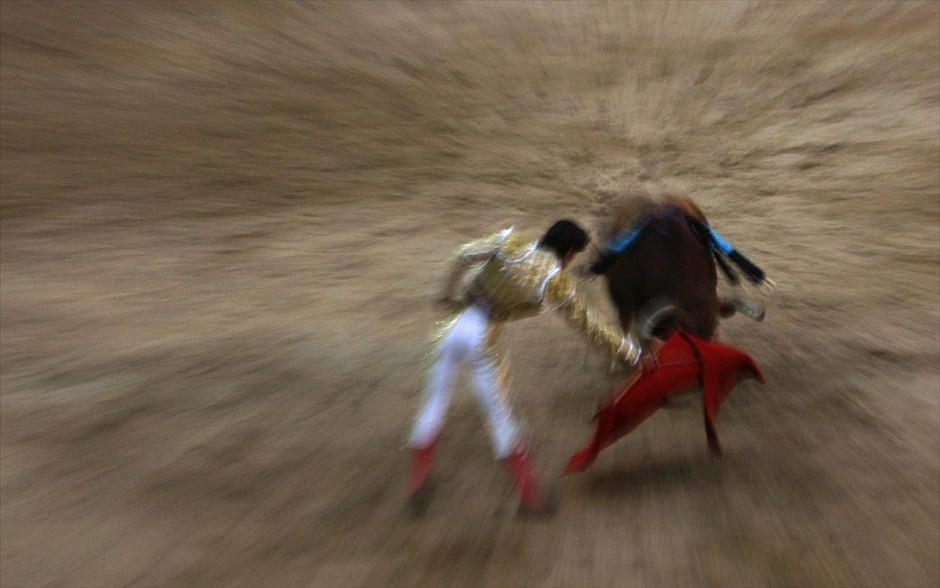 Ταυροδρομίες της Παμπλόνα. Ο Ισπανός ταυρομάχος Αντόνιο Ναζάρε κατά τη διάρκεια ταυρομαχίας στην αρένα της Παμπλόνα κατά τη διάρκεια του φεστιβάλ Σαν Φερμίν.