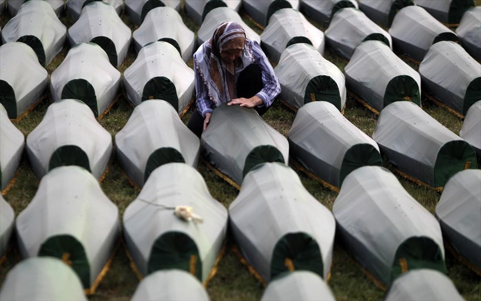 18η επέτειος της σφαγής στη Σρεμπρένιτσα. Χιλιάδες μουσουλμάνοι συγκεντρώθηκαν το πρωί στη Σρεμπρένιτσα, στην ανατολική Βοσνία, όπου θα ενταφιασθούν σήμερα τα λείψανα 409 Μουσουλμάνων, θύματα της σφαγής που διαπράχθηκε πριν από 18 χρόνια από τις σερβικές δυνάμεις της Βοσνίας.