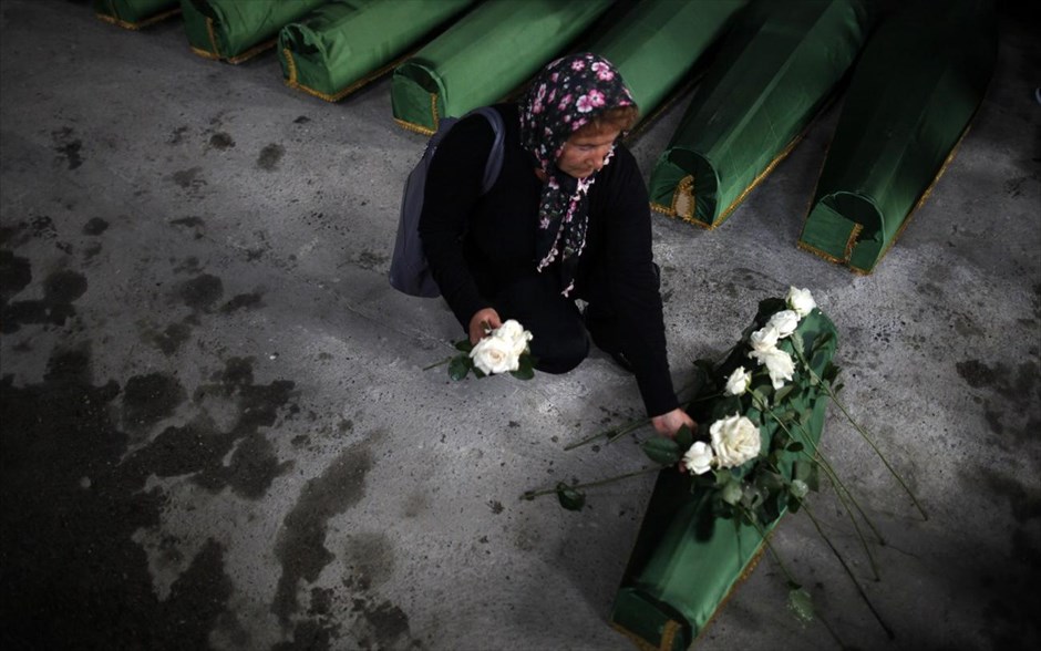 18η επέτειος της σφαγής στη Σρεμπρένιτσα. Χιλιάδες μουσουλμάνοι συγκεντρώθηκαν το πρωί στη Σρεμπρένιτσα, στην ανατολική Βοσνία, όπου θα ενταφιασθούν σήμερα τα λείψανα 409 Μουσουλμάνων, θύματα της σφαγής που διαπράχθηκε πριν από 18 χρόνια από τις σερβικές δυνάμεις της Βοσνίας. Το νεότερης ηλικίας θύμα της γενοκτονίας, ένα βρέφος, θα ταφεί φέτος μέσα στο μνημείο των θυμάτων. Είναι το μωρό της οικογένειας Μούχιτς που σκοτώθηκε τον Ιούλιο του 1995 λίγο μετά τη γέννησή του στη βάση του ΟΗΕ στο Ποτοτσάρι. Το κοριτσάκι θα ταφεί δίπλα στον τάφο του πατέρα του Χατζρουντίν