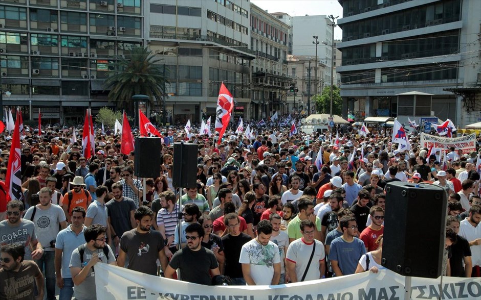 Απεργιακή συγκέντρωση ΠΑΜΕ στην Ομόνοια. Απεργιακή συγκέντρωση του ΠΑΜΕ στην Ομόνοια παρουσία του ΓΓ της ΚΕ του ΚΚΕ, Δημήτρη Κουτσούμπα, την Τρίτη 16 Ιουλίου 2013, ενάντια στο πολυνομοσχέδιο της κυβέρνησης ΝΔ - ΠΑΣΟΚ, που απειλεί τα εναπομείναντα δικαιώματα των εργαζομένων σε δημόσιο και ιδιωτικό τομέα, με την κατάργηση της Εθνικής Συλλογικής Σύμβασης Εργασίας και τον καθορισμό του κατώτατου μισθού, τις νέες φορολογικές κλίμακες αλλά και τις χιλιάδες απολύσεις στο Δημόσιο και τους ΟΤΑ.