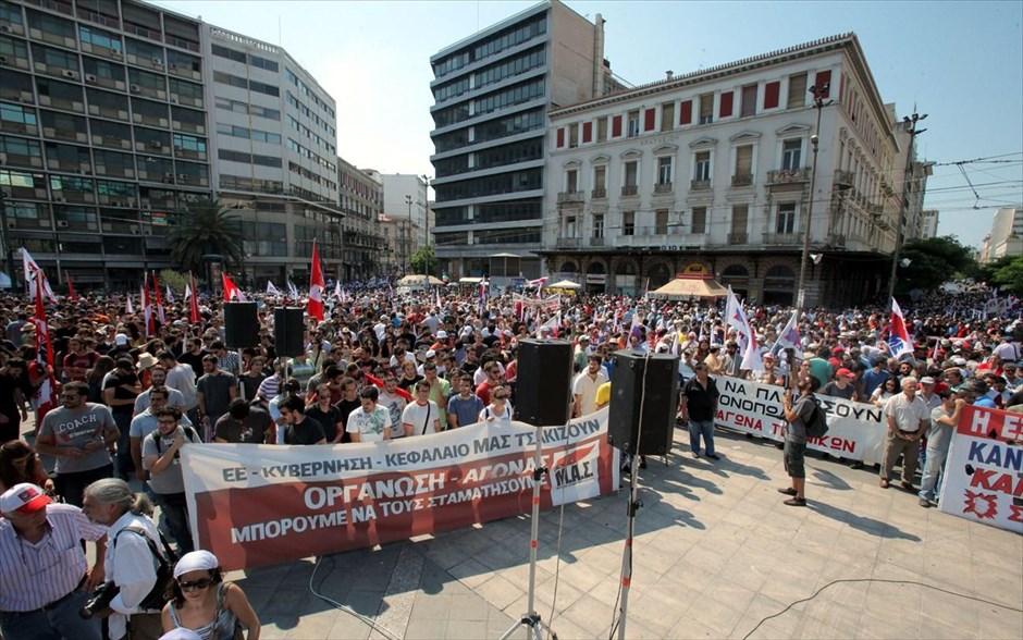 Απεργιακή συγκέντρωση ΠΑΜΕ στην Ομόνοια. Απεργιακή συγκέντρωση του ΠΑΜΕ στην Ομόνοια παρουσία του ΓΓ της ΚΕ του ΚΚΕ, Δημήτρη Κουτσούμπα, την Τρίτη 16 Ιουλίου 2013, ενάντια στο πολυνομοσχέδιο της κυβέρνησης ΝΔ - ΠΑΣΟΚ, που απειλεί τα εναπομείναντα δικαιώματα των εργαζομένων σε δημόσιο και ιδιωτικό τομέα, με την κατάργηση της Εθνικής Συλλογικής Σύμβασης Εργασίας και τον καθορισμό του κατώτατου μισθού, τις νέες φορολογικές κλίμακες αλλά και τις χιλιάδες απολύσεις στο Δημόσιο και τους ΟΤΑ.