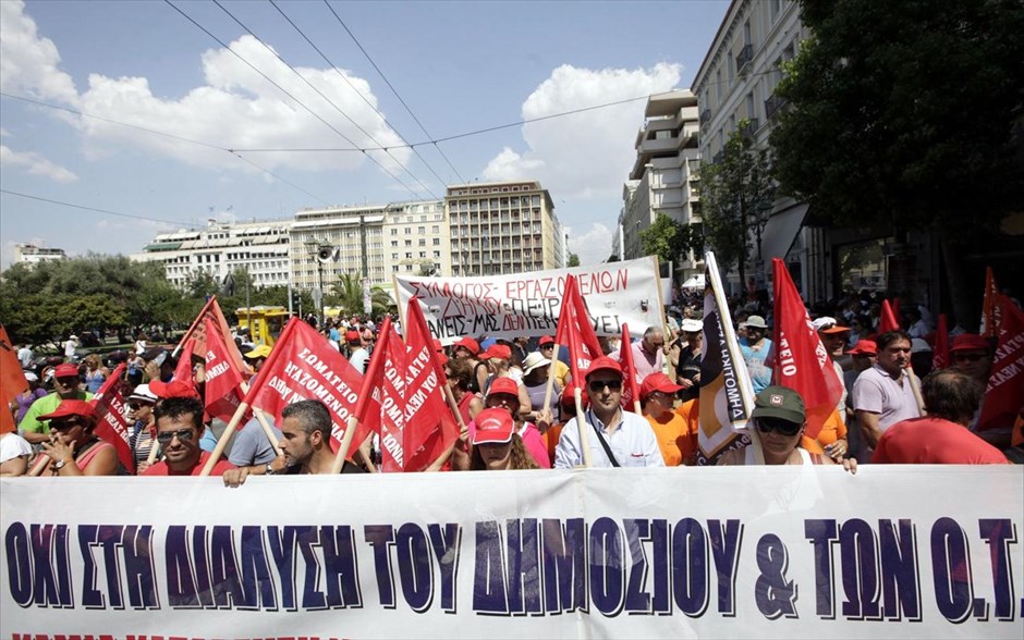 Απεργιακή συγκέντρωση ΓΣΕΕ ΑΔΕΔΥ. Απεργιακή συγκέντρωση της ΓΣΕΕ και της ΑΔΕΔΥ στην πλατεία Κλαυθμώνος την Τρίτη 16 Ιουλίου 2013. Bασικό αίτημα είναι να μη ψηφιστεί το πολυνομοσχέδιο, που, όπως τονίζει σε ανακοίνωσή της η ΓΣΕΕ, «αποτελεί ταφόπλακα για το σύνολο των εργαζομένων της χώρας». Στην απεργία συμμετείχαν οι δημόσιοι υπάλληλοι, οι εργαζόμενοι στην τοπική αυτοδιοίκηση, τους ασφαλιστικούς οργανισμούς και Ταμεία, αλλά και τις ΔΕΚΟ, τραπεζοϋπάλληλοι, γιατροί και εργαζόμενοι στον χώρο της Υγείας, στις συγκοινωνίες και τα λιμάνια.
