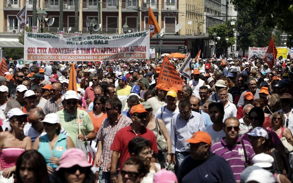 Απεργιακή συγκέντρωση ΓΣΕΕ ΑΔΕΔΥ. Απεργιακή συγκέντρωση της ΓΣΕΕ και της ΑΔΕΔΥ στην πλατεία Κλαυθμώνο. Bασικό αίτημα είναι να μη ψηφιστεί το πολυνομοσχέδιο, που, όπως τονίζει σε ανακοίνωσή της η ΓΣΕΕ, «αποτελεί ταφόπλακα για το σύνολο των εργαζομένων της χώρας». Στην απεργία συμμετείχαν οι δημόσιοι υπάλληλοι, οι εργαζόμενοι στην τοπική αυτοδιοίκηση, τους ασφαλιστικούς οργανισμούς και Ταμεία, αλλά και τις ΔΕΚΟ, τραπεζοϋπάλληλοι, γιατροί και εργαζόμενοι στον χώρο της Υγείας, στις συγκοινωνίες και τα λιμάνια.