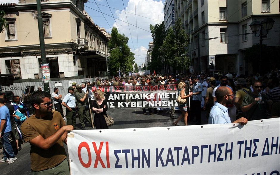 Απεργιακή συγκέντρωση ΓΣΕΕ ΑΔΕΔΥ. Απεργιακή συγκέντρωση της ΓΣΕΕ και της ΑΔΕΔΥ στην πλατεία Κλαυθμώνος. Bασικό αίτημα είναι να μη ψηφιστεί το πολυνομοσχέδιο, που, όπως τονίζει σε ανακοίνωσή της η ΓΣΕΕ, «αποτελεί ταφόπλακα για το σύνολο των εργαζομένων της χώρας». Στην απεργία συμμετείχαν οι δημόσιοι υπάλληλοι, οι εργαζόμενοι στην τοπική αυτοδιοίκηση, τους ασφαλιστικούς οργανισμούς και Ταμεία, αλλά και τις ΔΕΚΟ, τραπεζοϋπάλληλοι, γιατροί και εργαζόμενοι στον χώρο της Υγείας, στις συγκοινωνίες και τα λιμάνια.