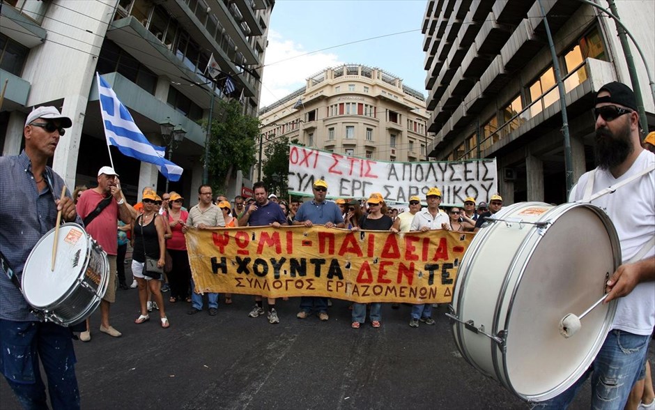 Απεργιακή συγκέντρωση ΓΣΕΕ ΑΔΕΔΥ. Απεργιακή συγκέντρωση της ΓΣΕΕ και της ΑΔΕΔΥ. Bασικό αίτημα είναι να μη ψηφιστεί το πολυνομοσχέδιο, που, όπως τονίζει σε ανακοίνωσή της η ΓΣΕΕ, «αποτελεί ταφόπλακα για το σύνολο των εργαζομένων της χώρας». Στην απεργία συμμετείχαν οι δημόσιοι υπάλληλοι, οι εργαζόμενοι στην τοπική αυτοδιοίκηση, τους ασφαλιστικούς οργανισμούς και Ταμεία, αλλά και τις ΔΕΚΟ, τραπεζοϋπάλληλοι, γιατροί και εργαζόμενοι στον χώρο της Υγείας, στις συγκοινωνίες και τα λιμάνια.