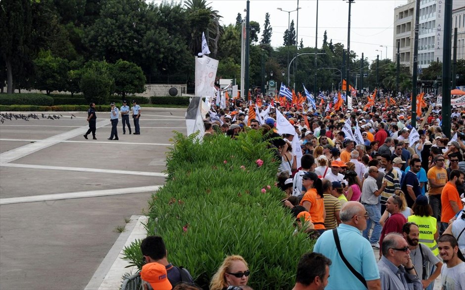 Απεργιακή συγκέντρωση ΓΣΕΕ ΑΔΕΔΥ. Απεργιακή συγκέντρωση της ΓΣΕΕ και της ΑΔΕΔΥ. Bασικό αίτημα είναι να μη ψηφιστεί το πολυνομοσχέδιο, που, όπως τονίζει σε ανακοίνωσή της η ΓΣΕΕ, «αποτελεί ταφόπλακα για το σύνολο των εργαζομένων της χώρας». Στην απεργία συμμετείχαν οι δημόσιοι υπάλληλοι, οι εργαζόμενοι στην τοπική αυτοδιοίκηση, τους ασφαλιστικούς οργανισμούς και Ταμεία, αλλά και τις ΔΕΚΟ, τραπεζοϋπάλληλοι, γιατροί και εργαζόμενοι στον χώρο της Υγείας, στις συγκοινωνίες και τα λιμάνια.