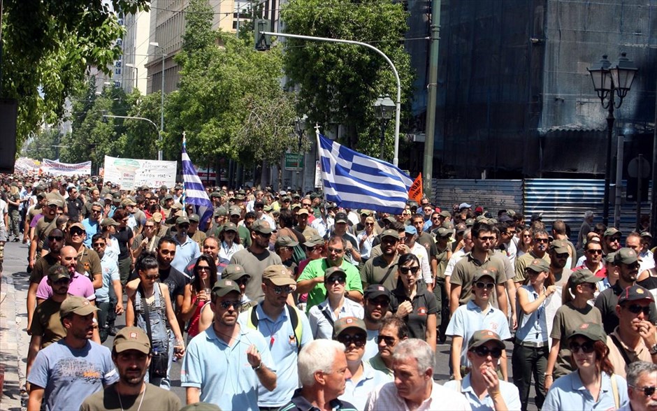 Απεργιακή συγκέντρωση ΓΣΕΕ ΑΔΕΔΥ. Απεργιακή συγκέντρωση της ΓΣΕΕ και της ΑΔΕΔΥ. Bασικό αίτημα είναι να μη ψηφιστεί το πολυνομοσχέδιο, που, όπως τονίζει σε ανακοίνωσή της η ΓΣΕΕ, «αποτελεί ταφόπλακα για το σύνολο των εργαζομένων της χώρας». Στην απεργία συμμετείχαν οι δημόσιοι υπάλληλοι, οι εργαζόμενοι στην τοπική αυτοδιοίκηση, τους ασφαλιστικούς οργανισμούς και Ταμεία, αλλά και τις ΔΕΚΟ, τραπεζοϋπάλληλοι, γιατροί και εργαζόμενοι στον χώρο της Υγείας, στις συγκοινωνίες και τα λιμάνια.