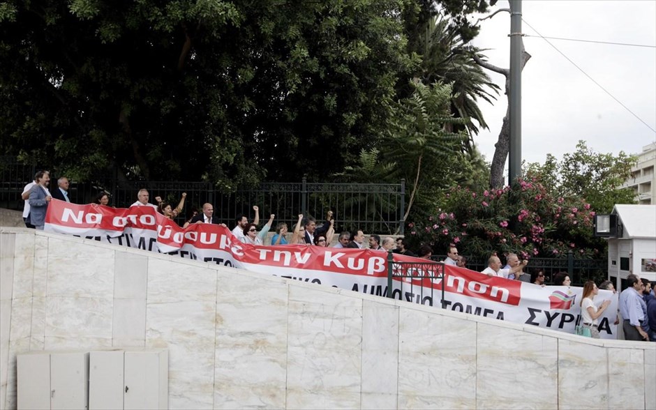 Πανό συμπαράστασης προς τους απεργούς διαδηλωτές ανήρτησε η ΚΟ του ΣΥΡΙΖΑ στη Βουλή. Πανό συμπαράστασης προς τους απεργούς διαδηλωτές την Τρίτη 16 Ιουλίου 2013, ανήρτησε η κοινοβουλευτική ομάδα του ΣΥΡΙΖΑ στο προαύλιο της Βουλής κατα την διάρκεια της πορείας διαμαρτυρίας της ΓΣΕΕ και της ΑΔΕΔΥ. Οι βουλευτές του ΣΥΡΙΖΑ όταν η πορεία ΓΣΕΕ - ΑΔΕΔΥ έφτασε στο Σύνταγμα βγήκαν στο χώρο πάνω από το μνημείο του Αγνώστου Στρατιώτη και ανάρτησαν πανό το οποίο έγραφε: "Να απολύσουμε την κυβέρνηση Όχι στις απολύσεις στον ιδιωτικό και δημόσιο τομέα". Στη συνέχεια οι βουλευτές του ΣΥΡΙΖΑ κατέβηκαν στο δρόμο και ενώθηκαν με τους διαδηλωτές.