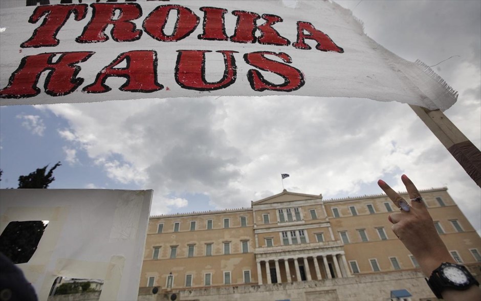Απεργιακή συγκέντρωση ΓΣΕΕ ΑΔΕΔΥ. Απεργιακή συγκέντρωση της ΓΣΕΕ και της ΑΔΕΔΥ. Bασικό αίτημα είναι να μη ψηφιστεί το πολυνομοσχέδιο, που, όπως τονίζει σε ανακοίνωσή της η ΓΣΕΕ, «αποτελεί ταφόπλακα για το σύνολο των εργαζομένων της χώρας». Στην απεργία συμμετείχαν οι δημόσιοι υπάλληλοι, οι εργαζόμενοι στην τοπική αυτοδιοίκηση, τους ασφαλιστικούς οργανισμούς και Ταμεία, αλλά και τις ΔΕΚΟ, τραπεζοϋπάλληλοι, γιατροί και εργαζόμενοι στον χώρο της Υγείας, στις συγκοινωνίες και τα λιμάνια.