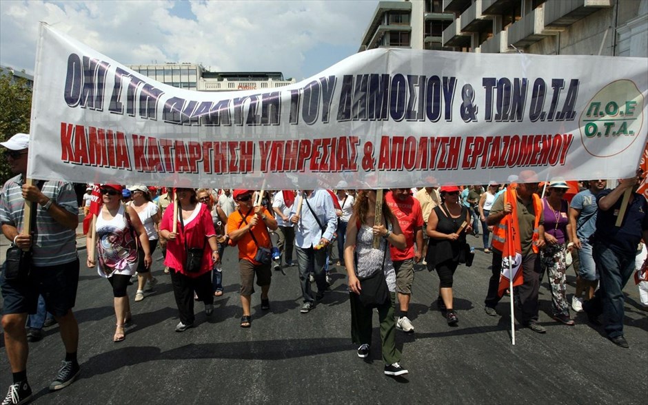 Απεργιακή συγκέντρωση ΓΣΕΕ ΑΔΕΔΥ. Απεργιακή συγκέντρωση της ΓΣΕΕ και της ΑΔΕΔΥ. Bασικό αίτημα είναι να μη ψηφιστεί το πολυνομοσχέδιο, που, όπως τονίζει σε ανακοίνωσή της η ΓΣΕΕ, «αποτελεί ταφόπλακα για το σύνολο των εργαζομένων της χώρας». Στην απεργία συμμετείχαν οι δημόσιοι υπάλληλοι, οι εργαζόμενοι στην τοπική αυτοδιοίκηση, τους ασφαλιστικούς οργανισμούς και Ταμεία, αλλά και τις ΔΕΚΟ, τραπεζοϋπάλληλοι, γιατροί και εργαζόμενοι στον χώρο της Υγείας, στις συγκοινωνίες και τα λιμάνια.