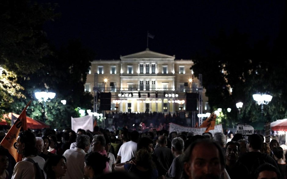 Συλλαλητήριο στο Σύνταγμα. Πολίτες βρίσκονται συγκεντρωμένοι στην πλατεία Συντάγματος κατά τη διάρκεια συλλαλητηρίου ενάντια στη ψήφιση του πολυνομοσχεδίου.