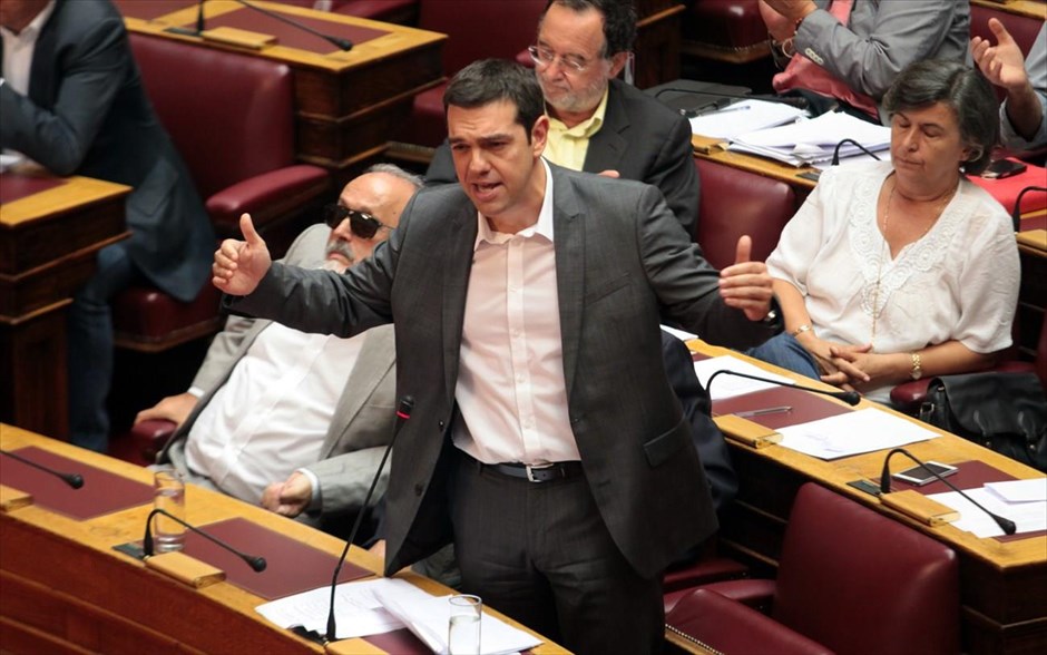 Βουλή: Ομιλία του Α. Τσίπρα για το πολυνομοσχέδιο. «Ο δρόμος που έχετε επιλέξει, είναι ο μόνος δρόμος που οδηγεί στην καταστροφή» τόνισε στην ομιλία του στην Ολομέλεια της Βουλής ο Αλέξης Τσίπρας με τον Γιάννη Στουρνάρα να απαντά ότι ο ΣΥΡΙΖΑ έχει πέσει έξω στις προβλέψεις του. Απευθυνόμενος στον υπουργό Οικονομικών, και με αφορμή την επίσκεψη Σόιμπλε στη χώρα μας, ο κ. Τσίπρας είπε ότι «κι εκείνοι που σας στηρίζουν με ψευτοδώρα, είναι εκείνοι που θα πάρουν όσα μπορούν από σας που έχουν του χεριού τους, μέχρι να έρθει μια κυβέρνηση που θα αποκαταστήσει την εθνική κυριαρχία στη χώρα. Μην χαίρεστε για τα μικρά δωράκια που σας φέρνει ο κος Σόιμπλε. Φοβού τους Δαναούς και δώρα φέροντες...».