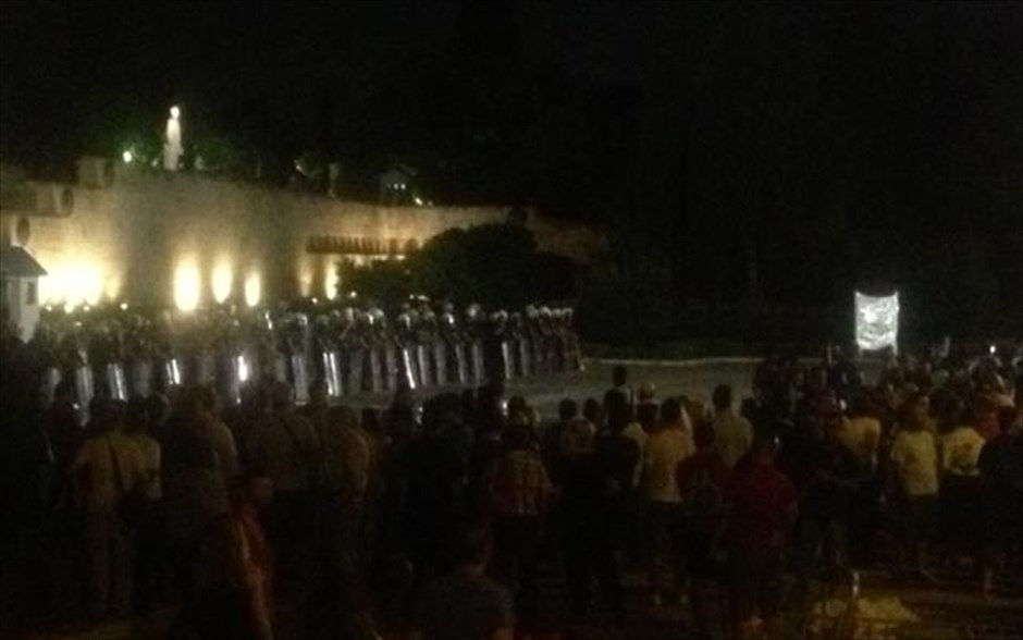Σύνταγμα - συλλαλητήριο. Μικροένταση σημειώθηκε αργά το βράδυ της Τετάρτης, όταν οι διαδηλωτές έριξαν κάποια από τα κάγκελα που είναι τοποθετημένα μπροστά από τη Βουλή και πέρασαν στο χώρο του μνημείου του Αγνώστου Στρατιώτη.