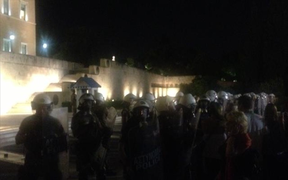 Σύνταγμα - συλλαλητήριο. Μικροένταση σημειώθηκε αργά το βράδυ της Τετάρτης, όταν οι διαδηλωτές έριξαν κάποια από τα κάγκελα που είναι τοποθετημένα μπροστά από τη Βουλή και πέρασαν στο χώρο του μνημείου του Αγνώστου Στρατιώτη.