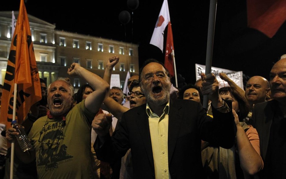 Σύνταγμα - συλλαλητήριο - Λαφαζάνης. Ο βουλευτής του ΣΥΡΙΖΑ Παναγιώτης Λαφαζάνης διαδηλώνει μαζί με δημοτικούς υπαλλήλους στο Σύνταγμα, μπροστά στο κτήριο της Βουλής.