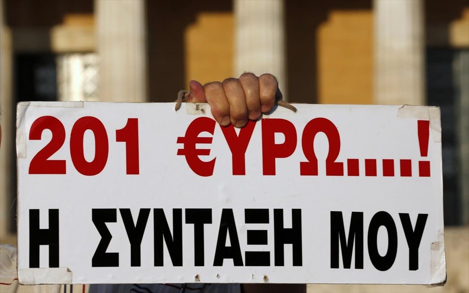 Συλλαλητήριο στο Σύνταγμα. Συνταξιούχος κρατά πλακάτ που αναγράφει: «201 ευρώ…! Η σύνταξή μου», κατά τη διάρκεια συγκέντρωσης διαμαρτυρίας κατά του πολυνομοσχεδίου έξω από τη Βουλή.