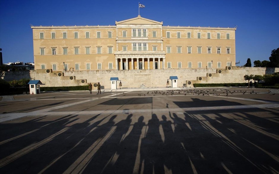 Συλλαλητήριο στο Σύνταγμα. Σκιές διαδηλωτών διακρίνονται στον προαύλιο χώρο της Βουλής.