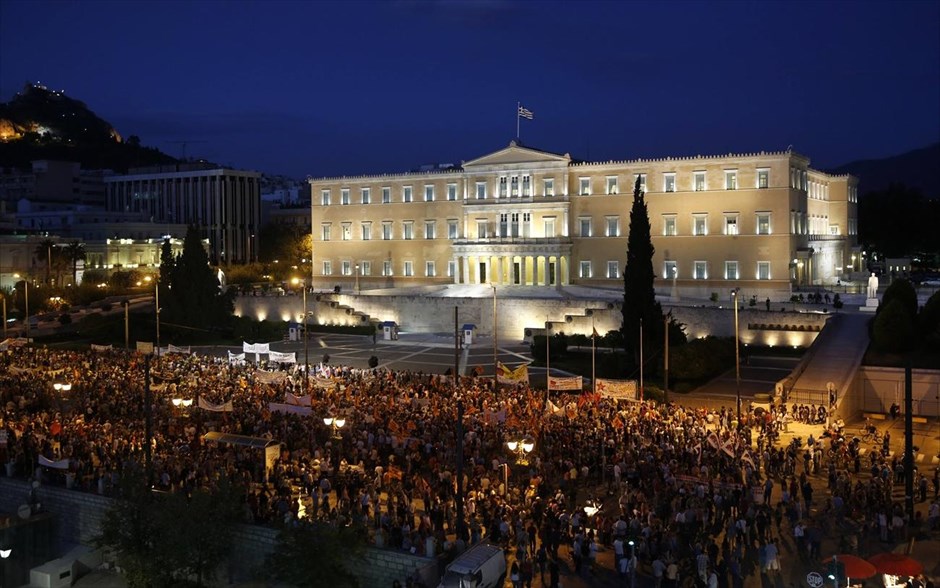 Συλλαλητήριο στο Σύνταγμα. Στο Σύνταγμα έχουν συγκεντρωθεί υπάλληλοι των οργανισμών τοπικής αυτοδιοίκησης, εκπαιδευτικοί και μέλη του ΠΑΜΕ, ενώ εκεί έφτασε και πορεία σχολικών φυλάκων.