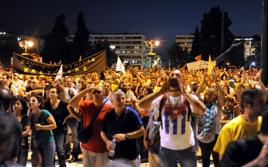 Συλλαλητήριο στο Σύνταγμα. Συλλαλητήριο πραγματοποιούν ΓΣΕΕ και ΑΔΕΔΥ στο Σύνταγμα κατά του πολυνομοσχεδίου.