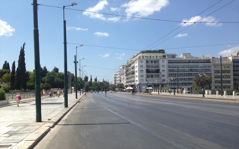 Κλειστοί οι δρόμοι στο κέντρο της Αθήνας λόγω επίσκεψης Σόιμπλε. Λόγω της επίσκεψης, είναι σε ισχύ κυκλοφοριακές ρυθμίσεις στο κέντρο της Αθήνας, ενώ από τις 9:00 έως τις 20:00 απαγορεύονται οι δημόσιες υπαίθριες συναθροίσεις και πορείες. Στιγμιότυπο από τη λεωφόρο Αμαλίας στο Σύνταγμα.