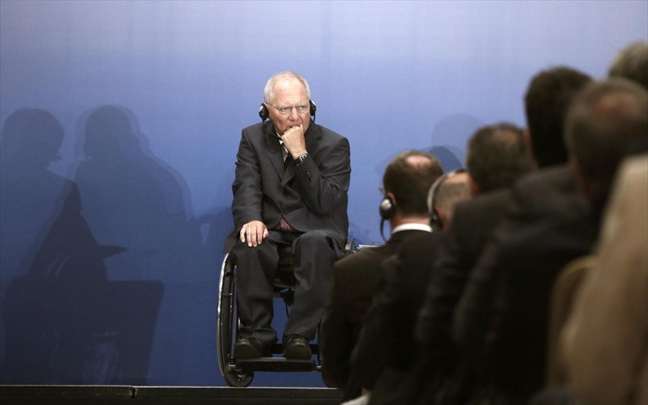 Ο υπουργός Οικονομικών της Γερμανίας Βόλφγκανγκ Σόιμπλε στην εκδήλωση του Ελληνογερμανικού Επιμελητηρίου. «Πρέπει να παραμείνετε προσηλωμένοι σε αυτό που έχουμε συμφωνήσει. Οτιδήποτε άλλο είναι πολύ επικίνδυνο και δεν εξυπηρετεί τα συμφέροντα της Ελλάδας», τόνισε ο υπουργός Οικονομικών της Γερμανίας Βόλφγκανγκ Σόιμπλε κατά την ομιλία του στην επιχειρηματική ημερίδα του Ελληνο-Γερμανικού Επιμελητηρίου.