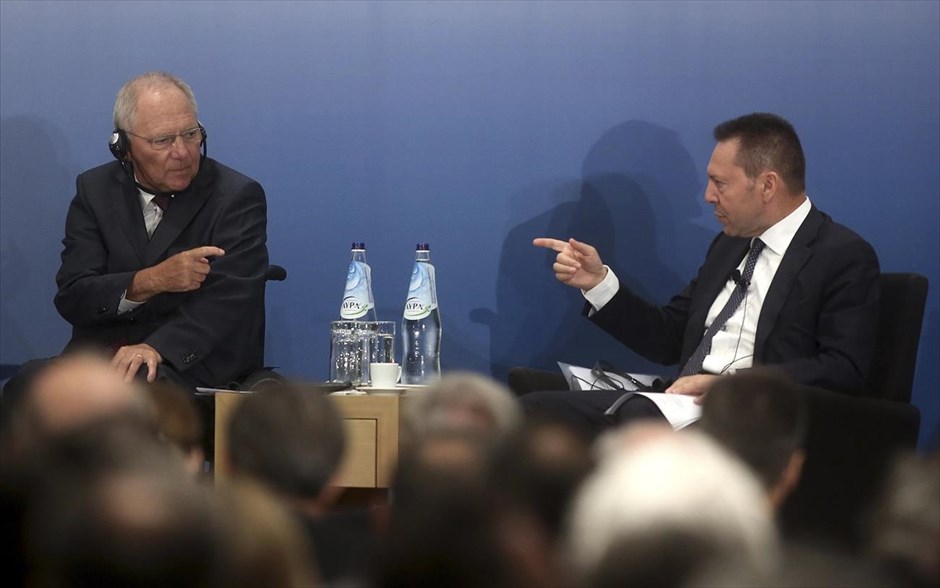 Ο υπουργός Οικονομικών της Γερμανίας Βόλφγκανγκ Σόιμπλε στην εκδήλωση του Ελληνογερμανικού Επιμελητηρίου. Ο γερμανός ΥΠΟΙΚ Βόλφγκανγκ Σόιμπλε παραδέχτηκε ότι η Ελλάδα και οι Έλληνες βιώνουν χαλεπούς καιρούς, αλλά τόνισε πως θα πρέπει να συνεχιστούν οι προσπάθειες. Ανέφερε εξάλλου, πως πριν από 10 χρόνια, οι Γερμανοί ήταν «οι ασθενείς της Ευρώπης».