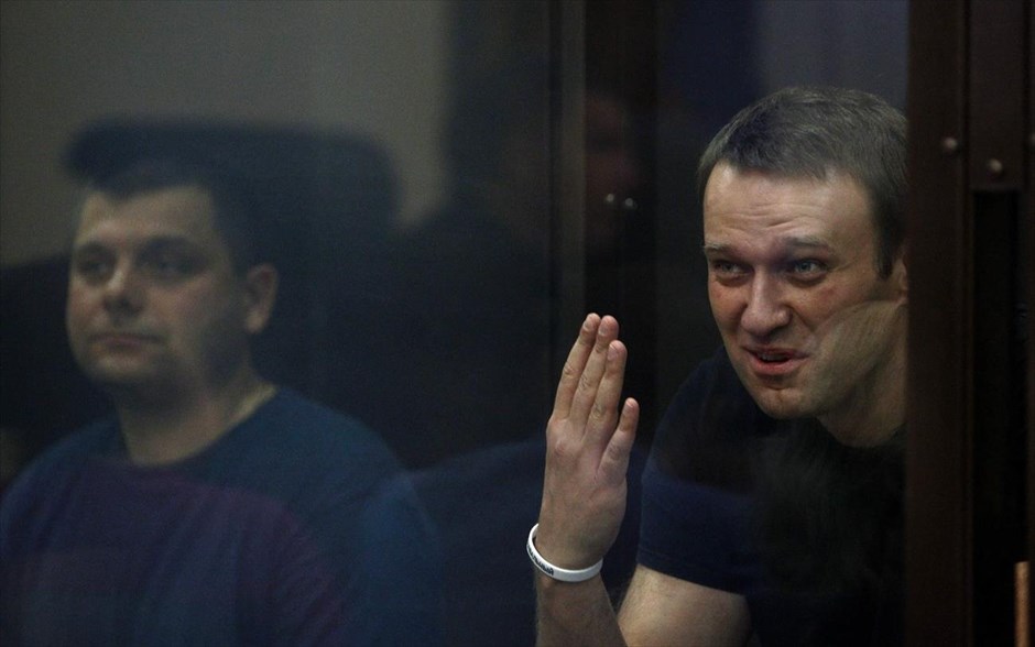 Ναβάλνι: Καταδίκη για υπεξαίρεση ξυλείας. Ρωσικό δικαστήριο καταδίκασε τον Αλεξέι Ναβάλνι, πολέμιο του κόμματος του πρόεδρου της Ρωσίας Βλαντιμίρ Πούτιν και πρωτοστάτη των αντικυβερνητικών διαδηλώσεων του 2012, για το αδίκημα της υπεξαίρεσης ξυλείας από κρατική εταιρεία. Ο ακτιβιστής έχει αρνηθεί τις κατηγορίες, κάνοντας λόγο για δίκη με πολιτικά κίνητρα. Πριν να του φορεθούν χειροπέδες και να πάρει το δρόμο για τις φυλακές, ο κ. Ναβάλνι κάλεσε τους υποστηρικτές του να συνεχίσουν τον αγώνα ενάντια στη διαφθορά, με μήνυμά του στο twitter όπου σημείωνε: «Μην κάθεστε χωρίς να πράττετε τίποτε».