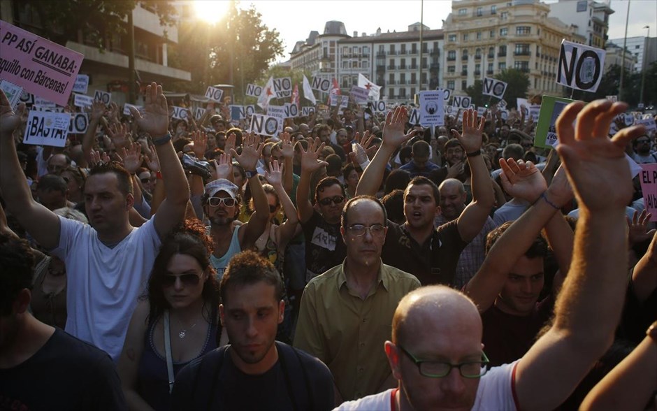 Αντικυβερνητικές διαδηλώσεις στη Μαδρίτη. Διαδηλώσεις πραγματοποιήθηκαν μπροστά από τα γραφεία του κυβερνώντος Λαϊκού Κόμματος του κ. Ραχόι στη Μαδρίτη. Οι συγκεντρωμένοι φώναζαν συνθήματα ζητώντας την παραίτηση της κεντροδεξιάς κυβέρνησης του Μαριάνο Ραχόι και την φυλάκιση όσων εμπλέκονται στο σκάνδαλο διαφθοράς.