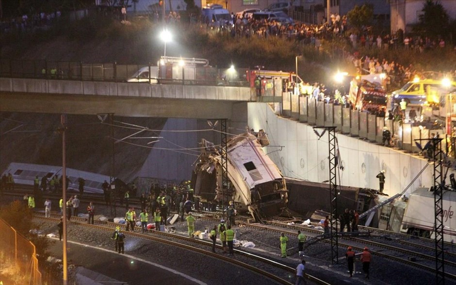 Εκτροχιασμός τρένου στην Ισπανία. Δεκάδες άτομα έχασαν τη ζωή τους και τραυματίστηκαν από τον εκτροχιασμό του τρένου.&nbsp;