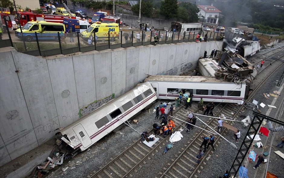 Εκτροχιασμός τρένου στην Ισπανία. Ο συρμός ήταν ένα τρένο μεγάλης ταχύτητας Alvia, που εκτελούσε το δρομολόγιο μεταξύ Μαδρίτης και Φερόλ, όπως ανακοίνωσε η RENFE.