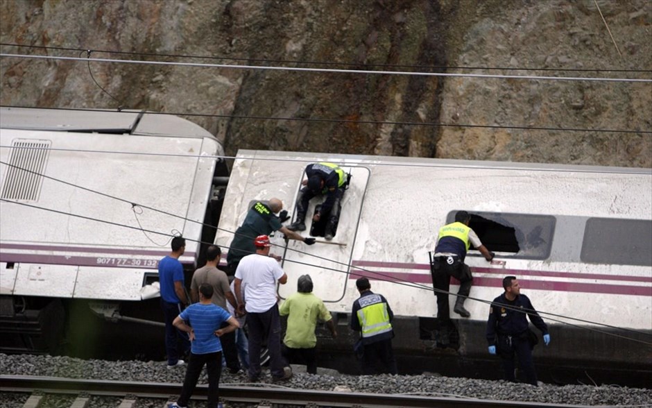 Εκτροχιασμός τρένου στην Ισπανία. Διασώστες προσπαθούν να απεγκλωβίσουν επιβάτες από τον εκτροχιασμένο συρμό.