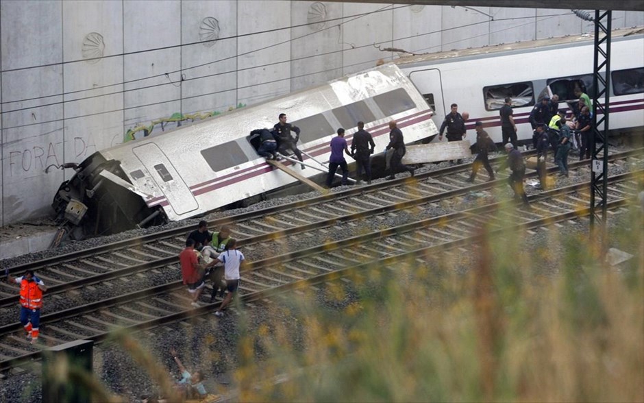 Εκτροχιασμός τρένου στην Ισπανία. Δεκάδες είναι οι νεκροί και οι τραυματίες ενώ συνεχίζονται οι προσπάθειες απεγκλωβισμού επιβατών από τους συρμούς.