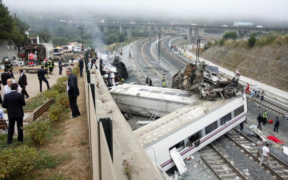 Ισπανία - εκτροχιασμός τρένου. Αυτόπτες μάρτυρές έκαναν λόγο για την μεγάλη ταχύτητα που είχε αναπτύξει το τρένο την ώρα που βρισκόταν σε στροφή, ενώ κάποιοι άλλοι κατέθεσαν στις αρχές, ότι είδαν ένα απο τα βαγόνια να εκρήγνυται πριν τον εκτροχιασμό.
