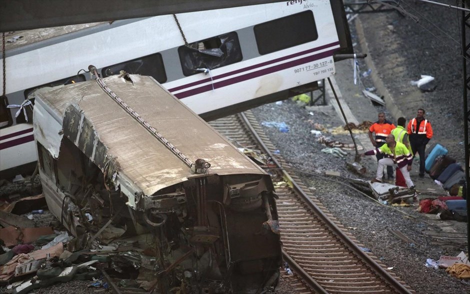 Ισπανία - εκτροχιασμός τρένου. Σε ό,τι αφορά τα αίτια της σιδηροδρομικής τραγωδίας οι τοπικές αρχές εκτιμούν ότι πρόκειται για δυστύχημα. Σύμφωνα με τον ισπανικό Τύπο, πιθανότερο αίτιο του δυστυχήματος είναι η υπερβολική ταχύτητα που είχε αναπτύξει το τρένο.