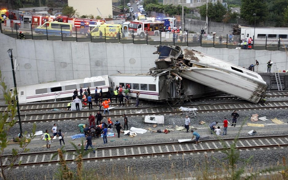 Ισπανία - Εκτροχιασμός τρένου. Στους 77 ανέρχονται μέχρι στιγμής οι νεκροί από τον εκτροχιασμό του τρένου στις παρυφές της πόλης Σαντιάγο ντε Κομποστέλα στη Γαλικία της βόρειας Ισπανίας. Τραυματίστηκαν επίσης τουλάχιστον 143 άνθρωποι. Το τρένο από τη Μαδρίτη κατευθυνόταν προς την πόλη της Φερόλ, στις ακτές του Ατλαντικού, και μετέφερε 218 επιβάτες και τέσσερις υπαλλήλους της Renfe, της ισπανικής εταιρείας σιδηροδρόμων.