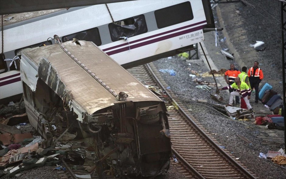 Ισπανία - Εκτροχιασμός τρένου. Σιδηροδρομικό δυστύχημα στην Γαλικία της Ισπανίας, βυθίζει την χώρα στο πένθος. Σύμφωνα με τον τελευταίο απολογισμό 77 άνθρωποι σκοτώθηκαν και 120 τραυματίστηκαν όταν το τρένο που εκτελούσε το δρομολόγιο Μαδρίτη - Φερόλ, εκτροχιάστηκε κοντά στην πόλη Σαν Ντιάγκο Ντε Κομποστέλα.