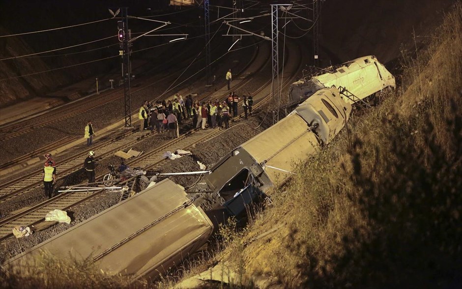 Ισπανία - Εκτροχιασμός τρένου. Σιδηροδρομικό δυστύχημα στην Γαλικία της Ισπανίας, βυθίζει την χώρα στο πένθος. Σύμφωνα με τον τελευταίο απολογισμό 77 άνθρωποι σκοτώθηκαν και 120 τραυματίστηκαν όταν το τρένο που εκτελούσε το δρομολόγιο Μαδρίτη - Φερόλ, εκτροχιάστηκε κοντά στην πόλη Σαν Ντιάγκο Ντε Κομποστέλα.