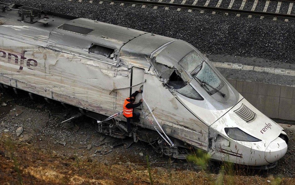 Ισπανία - Εκτροχιασμός τρένου. Προσωπικό ασφαλείας επιθεωρεί τη μηχανή του τρένου που εκτροχιάστηκε κοντά στην πόλη Σαν Ντιάγκο Ντε Κομποστέλα. Αυτόπτες μάρτυρές έκαναν λόγο για την μεγάλη ταχύτητα που είχε αναπτύξει το τρένο την ώρα που βρισκόταν σε στροφή, ενώ κάποιοι άλλοι κατέθεσαν στις αρχές, ότι είδαν ένα απο τα βαγόνια να εκρήγνυται πριν τον εκτροχιασμό.