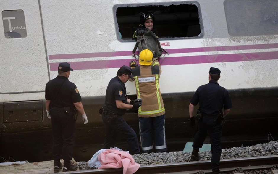 Ισπανία - Εκτροχιασμός τρένου. Διασώστες ελέγχουν ένα βαγόνι του τρένου που εκτροχιάστηκε κοντά στην πόλη Σαν Ντιάγκο Ντε Κομποστέλα.