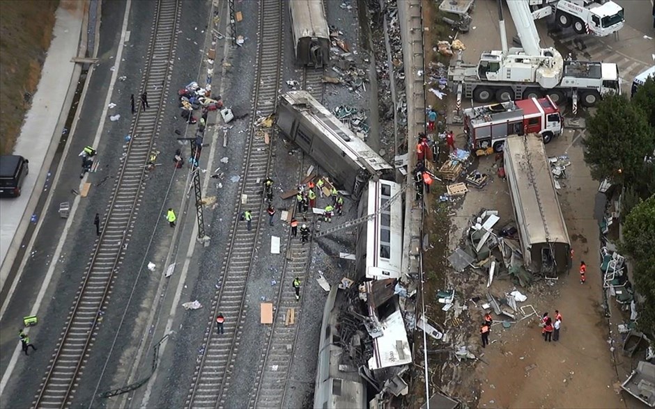 Ισπανία - Εκτροχιασμός τρένου. Τα συντρίμια του τρένου που εκτροχιάστηκε στις παρυφές της πόλης Σαντιάγο ντε Κομποστέλα, της Ισπανίας. Από τον εκτροχιασμό του τρένου έχασαν τη ζωή τους 78 άνθρωποι και τραυματίστηκαν 143, ενώ σύμφωνα με τις τελευταίες ενδείξεις οφείλεται στην υπερβολική ταχύτητα που είχε αναπτύξει ο οδηγός.