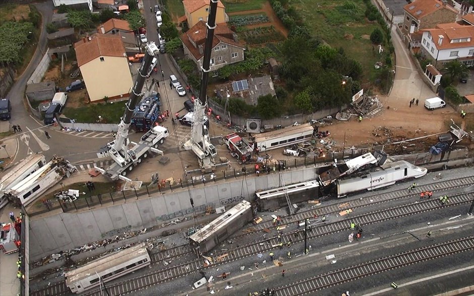 Ισπανία - Εκτροχιασμός τρένου. Τα συντρίμια του τρένου που εκτροχιάστηκε στις παρυφές της πόλης Σαντιάγο ντε Κομποστέλα, της Ισπανίας. Από τον εκτροχιασμό του τρένου έχασαν τη ζωή τους 78 άνθρωποι και τραυματίστηκαν 143, ενώ σύμφωνα με τις τελευταίες ενδείξεις οφείλεται στην υπερβολική ταχύτητα που είχε αναπτύξει ο οδηγός.