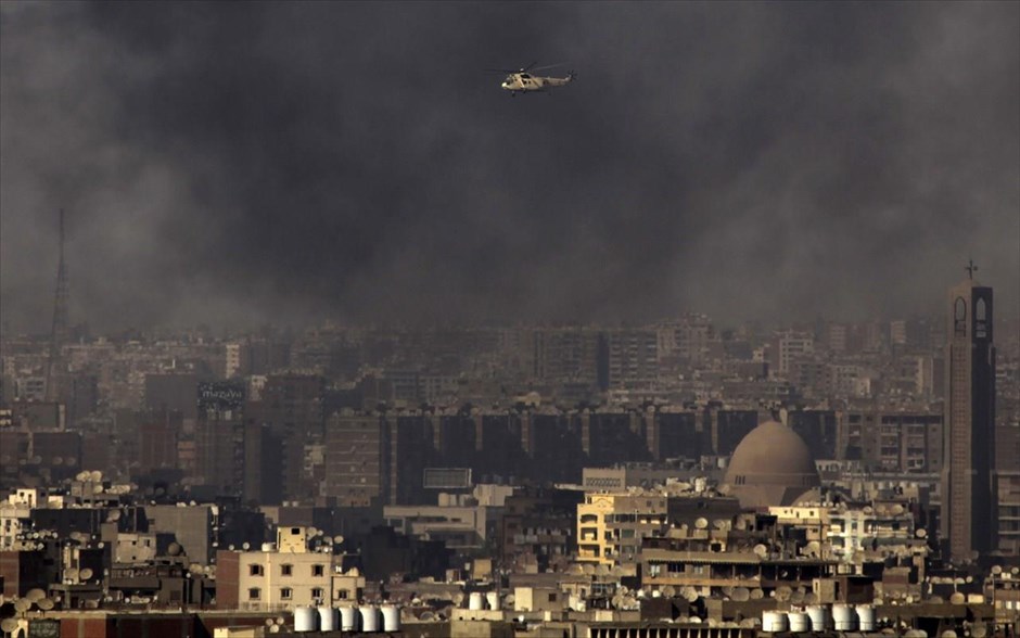 Νέες συγκρούσεις στο Κάιρο. Ένα στρατιωτικό ελικόπτερο περνά μέσα από πυκνούς πάνω από το Κάιρο, όπου νέες συγκρούσεις ξέσπασαν την Παρασκευή μεταξύ υποστηρικτών και αντιπάλων του ανατραπέντος προέδρου Μόρσι. Οι συγκρούσεις, σύμφωνα με το Γαλλικό Πρακτορείο, άρχισαν όταν αντίπαλοι του Μόρσι έκαψαν επιδεικτικά αφίσες με τη μορφή του.