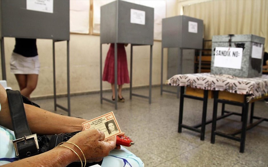 Κύπρος: Πρόωρες «εκλογές» στα κατεχόμενα. Διεξάγονται σήμερα στο κατεχόμενο τμήμα της Κύπρου πρόωρες «εκλογές» για την ανάδειξη νέας «βουλής» και «κυβέρνησης» του ψευδοκράτους. Οι ψηφοφόροι, Τουρκοκύπριοι και έποικοι, ανέρχονται σε 172.803. Οι έδρες στη «βουλή» είναι 50 και τις διεκδικούν 250 υποψήφιοι από 5 κόμματα και 7 ανεξάρτητοι.