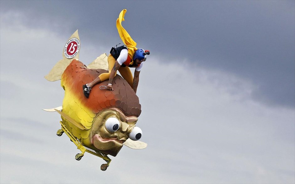 Red Bull Flugtag: Διαγωνισμός αυτοσχέδιων αεροσκαφών στη Μόσχα. Διαγωνιζόμενος προσπαθεί να διατηρήσει τον έλεγχο του αυτοσχέδιου αεροσκάφους του κατά τη διάρκεια του διαγωνισμού Red Bull Flugtag 2013 της Ρωσίας, στα περίχωρα της Μόσχας.