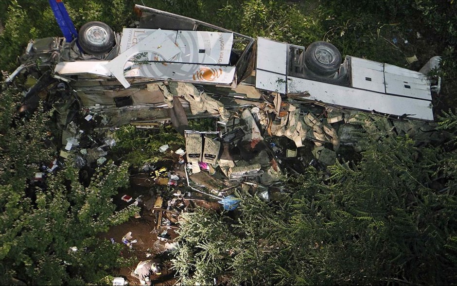 Ιταλία: Λεωφορείο έπεσε από γέφυρα - 36 νεκροί. Τουλάχιστον 36 άνθρωποι σκοτώθηκαν κατά την πτώση υπεραστικού λεωφορείου από οδογέφυρα ύψους 30 μέτρων στη νότια Ιταλία,&nbsp;δυτικά της Νάπολης, μεταξύ της Μοντεφόρτε Ιρπίνο και του Μπαγιάνο.